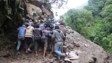 Selden kurtarıcı kedarnath 'ın yeniden inşası sırasında hayat risk altında . 