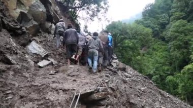 Selden kurtarıcı kedarnath 'ın yeniden inşası sırasında hayat risk altında . 