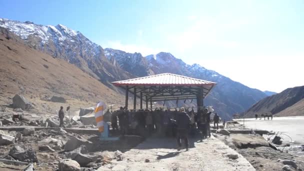 Travail acharné pendant la restauration du temple de Kedarnath. — Video