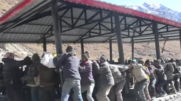 Hard werkende Arbeiders tijdens het herstel van de Kedarnath tempel. — Stockvideo