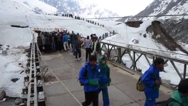 Odwiedzający na The Breath biorąc sposób Himalaya — Wideo stockowe