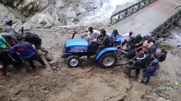 Munkásvontató traktor lerombolt útvonalon — Stock videók