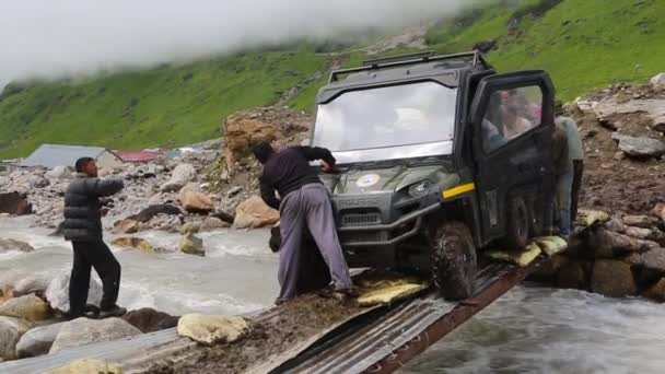 Vehículo que cruza el estrecho puente en el río. — Vídeo de stock