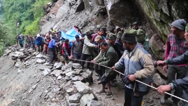 Az árvízvédelem újjáépítése során veszélyben lévő élet kedarnath . — Stock videók