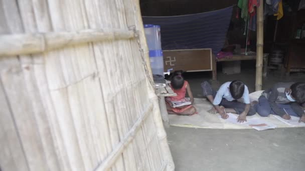 Figli di famiglie povere che studiano a terra a Corona. — Video Stock