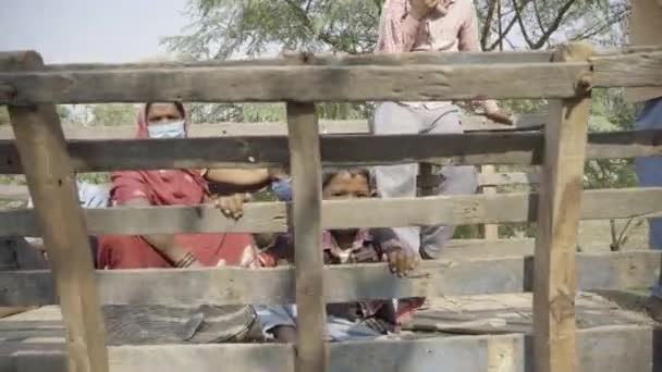 Una familia rural con máscara en el carro de bueyes en la India. — Vídeo de stock