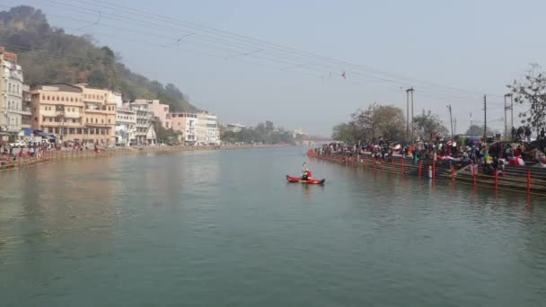 Mahakumbh velká pouť a festival v hinduismu. — Stock video