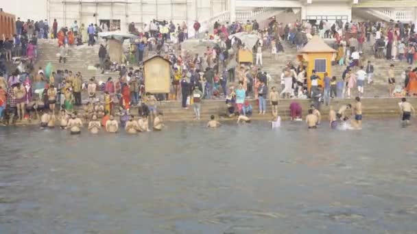 Mahakumbh Hinduizm için büyük bir hac ve festival. — Stok video