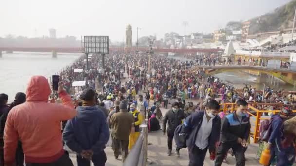 Reunión masiva en Mahakumbh Haridwar durante la pandemia del Coronavirus, con seguridad — Vídeo de stock