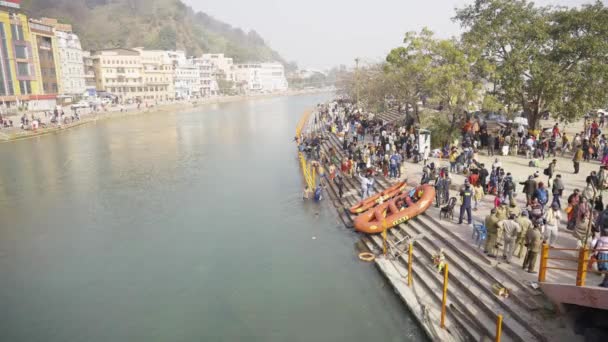 Masové shromáždění v Mahakumbh Haridwar během pandemie koronaviru, s bezpečností — Stock video
