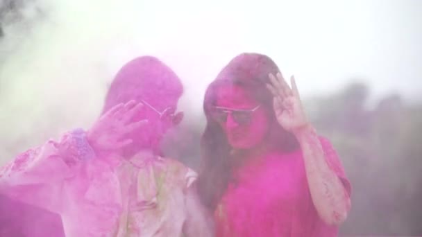 Dívky hrající indický festival Holi Celebration Zpomalení — Stock video