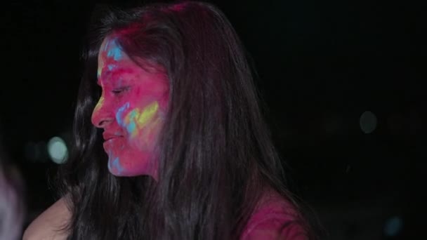 Bailando mujer india joven con polvo de color seco Holi explotando alrededor de su — Vídeos de Stock
