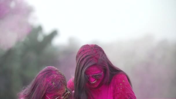 Chicas jugando Festival de la India Holi Celebración Slowmotion — Vídeos de Stock