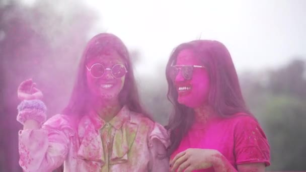 Dívky hrající indický festival Holi Celebration Zpomalení — Stock video