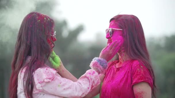 Ragazze che giocano Festa indiana Holi celebrazione rallentamento — Video Stock