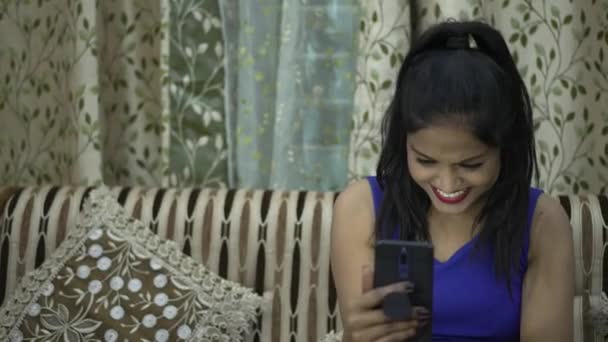 Menina indiana rindo enquanto chamada de vídeo — Vídeo de Stock