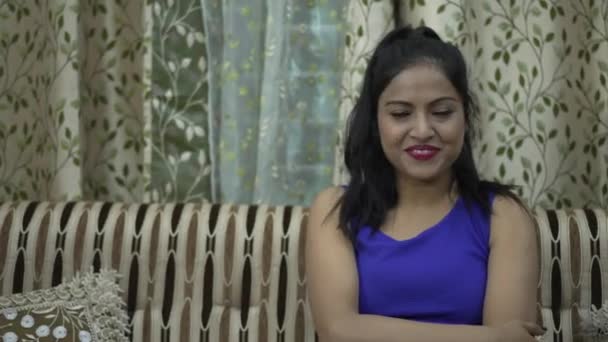 Menina indiana fazendo diferentes expressões faciais — Vídeo de Stock