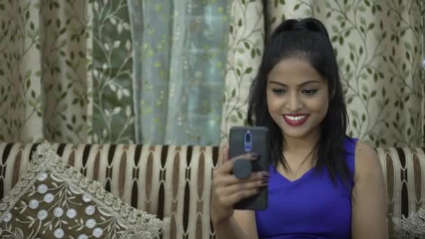 Indian dziewczyna śmieje się podczas rozmowy wideo — Wideo stockowe