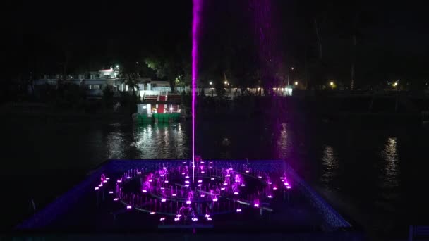 Schöne bunte Brunnenbeleuchtung Dekoration bei Maha Kumbh Haridwar 2021, Appleprores 422 Cinetone 60fps. — Stockvideo