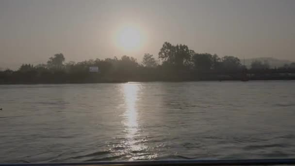 Vista del amanecer junto con el río Ganges, Holy Ganga, en Maha Kumbh Haridwar, Appleprores 422 60fps Cinetone. — Vídeos de Stock