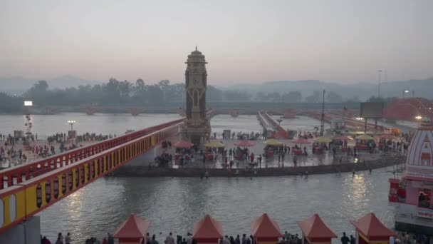 Maha Kumbh Haridwar 2021 poutníci na břehu řeky Ganges. Appleprores 422 60p Cinetone. — Stock video
