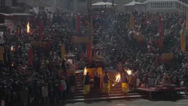 Ganga Arti, adoración del río Ganges, Haridwar Uttarakhand India, Appleprores 422 60fps Cinetone. — Vídeos de Stock