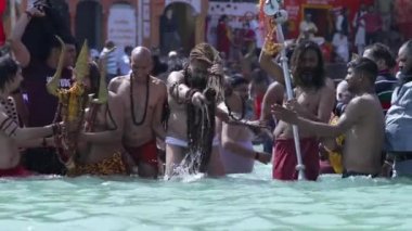 Kumbh Mela Haridwar Hindistan. Sadhus 'un ya da Akharas Azizleri' nin Ganj Nehri 'nin Kutsal Suyu' nda banyo yaptığı yavaş çekim. Appleprores 422 Cinetone