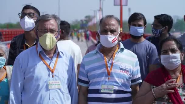 Coronavirus salgını sırasında Kumbh Mela Haridwar 'daki turist çekimlerinde koruyucu maske takan Appleprores 422 Cinetone. — Stok video