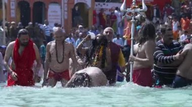 Kumbh Mela Haridwar Hindistan. Sadhus 'un yavaş çekimi ya da Akharas' ın Azizi Ganj Nehri 'nin Kutsal Suyu' nda banyo yaparken. Appleprores 422 Cinetone