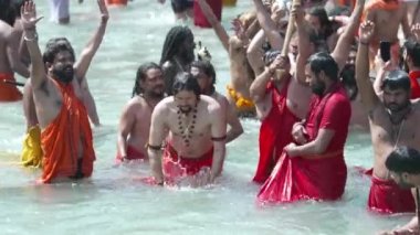 Kumbh Mela Haridwar Hindistan. Sadhus 'un ya da Akharas Azizleri' nin Ganj Nehri 'nin Kutsal Suyu' nda banyo yaptığı yavaş çekim. Dini süs eşyasıyla ibadet et... 422 Cinetone elması.
