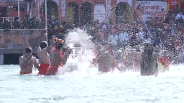 Kumbh Mela Haridwar India. Scatto al rallentatore di Sadhus o Santi di Akharas che fanno il bagno nell'acqua santa del fiume Gange. Appleprores 422 Cinetone — Video Stock