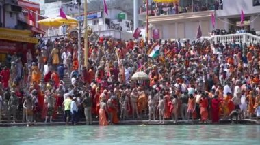 Kumbh Mela Haridwar Hindistan. Sadık, Sadhus, Akharas 'ın Ganj Nehri' nin Kutsal Suyu 'nda banyo yaptığı yavaş çekim. Appleprores 422 Cinetone