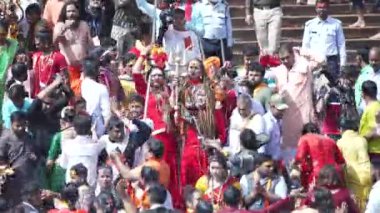 Kumbh Mela Haridwar Hindistan. Sadhus ya da Akharas Azizleri Kinnarlar Ganj Nehri 'nin Kutsal Suyu' nda banyo yapıyor. Appleprores 422 Cinetone 60fps