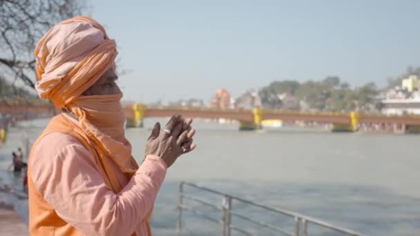 Kumbh Mela Haridwar Hindistan. Sadhu ya da Aziz Mahakumbh 'da maske takıyor. Appleprores 422 Cinetone 60fps. — Stok video