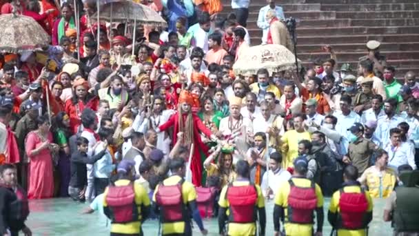 Kumbh Mela Haridwar India. Langzame opname van Kinnar Akhara Sadhus die een bad neemt in het Heilige Water van de Ganges. Appleprores 422 Cineton — Stockvideo