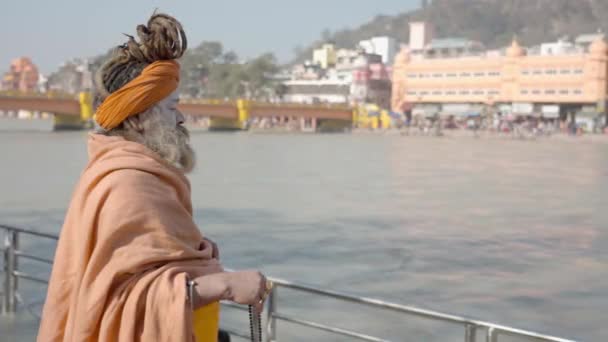 Kumbh Mela Haridwar Hindistan. Sadhu ya da Aziz Mahakumbh 'da meditasyon yapıyor. Appleprores 422 Cinetone 60fps. — Stok video