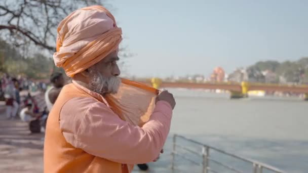 Kumbh Mela Haridwar India. Sadhu o Saint usando máscara en Mahakumbh. Appleprores 422 Cinetone 60fps. — Vídeos de Stock