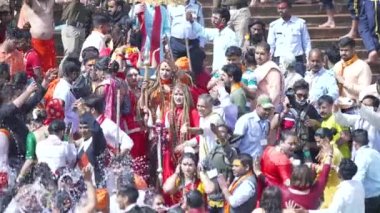 Kumbh Mela Haridwar Hindistan. Kinnar Akhara Sadhus 'un Ganj Nehri' nin Kutsal Suyu 'nda banyo yaptığı yavaş çekim. Appleprores 422 Cinetone