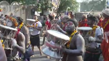Hint sadhusu Kumbh Mela 'ya geliyor, Royal Welcome. Ash, Sadhus 'un davul çalışını, Appleprores 422 Cinetone 60fps.