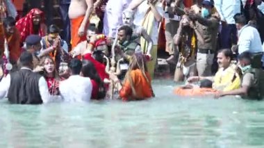 Kumbh Mela Haridwar Hindistan. Sadhus ya da Akharas Azizleri Kinnarlar Ganj Nehri 'nin Kutsal Suyu' nda banyo yapıyor. Appleprores 422 Cinetone 60fps