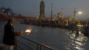 Pujari veya Brahmin, Hindu rahip Maha Kumbh Haridwar 'da Ganga Pooja' yı sahneleyen, Appleprores 422 60fps Cinetone. 