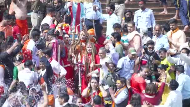 Kumbh Mela Haridwar Indien. Zeitlupenaufnahme von Kinnar Akhara Sadhus beim Baden im Weihwasser des Ganges. Appleprores 422 Cinetone — Stockvideo