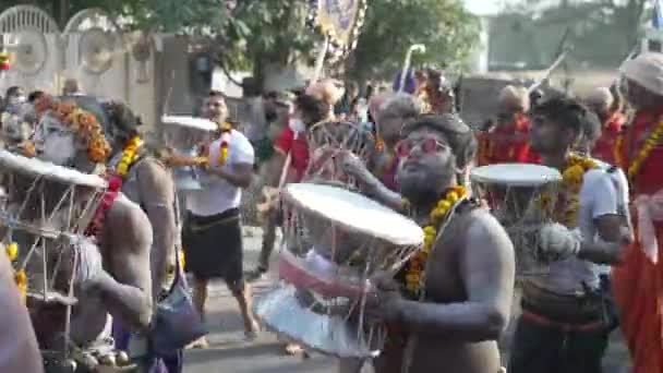 Indiase sadhoes komen naar Kumbh Mela, koninklijk welkom. Asbedekte Sadhus spelen drums, Appleprores 422 Cinetone 60fps. — Stockvideo