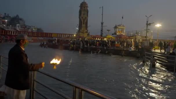 Pujari oder Brahmin, Hindu-Priester, der Ganga Pooja im Maha Kumbh Haridwar aufführt, Appleprores 422 60fps Cinetone. — Stockvideo