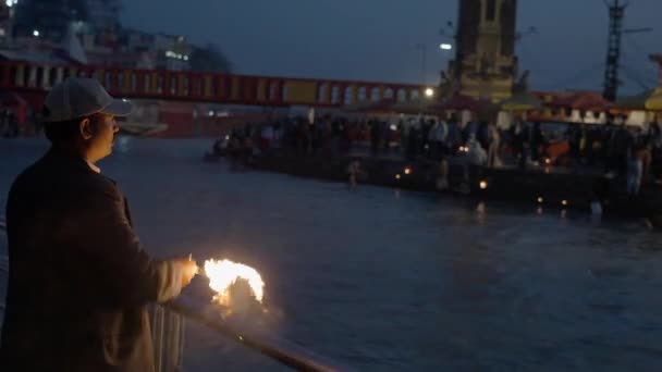 Pujari nebo Brahmin, hinduistický kněz vystupující Ganga Pooja v Maha Kumbh Haridwar, Appleprores 422 60fps Cinetone. — Stock video