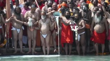 Kumbh Mela Haridwar Hindistan. Sadhus ya da Akharas Azizleri Ganj 'a ya da Ganga Nehri' ne tapıyor. Appleprores 422 Cinetone 60fps.