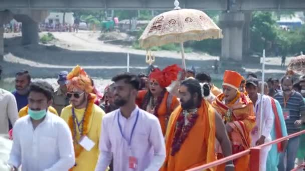 Kumbh Mela Haridwar India. Sadhus vagy Akharas szentjei, Kinnars fürdik a Gangesz szent vizében. Appleprores 422 Cinetone 60fps — Stock videók