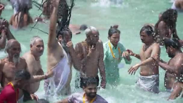 Ein Sprung von Spiritualität und Glauben, Maha Kumbh 2021 — Stockvideo