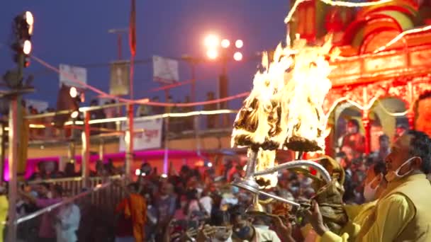 Ganga Arti Visuals vom größten indischen Versammlungsfestival Maha Kumbh, Haridwar, Indien. — Stockvideo