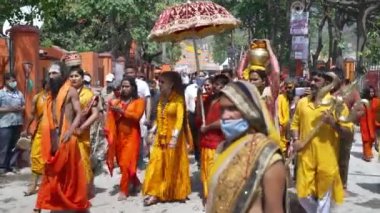 Kumbh Mela Haridwar Hindistan. Sadhus ya da Akharas Azizleri Kinnarlar Ganj Nehri 'nin Kutsal Suyu' nda banyo yapıyor. Appleprores 422 Cinetone 60fps